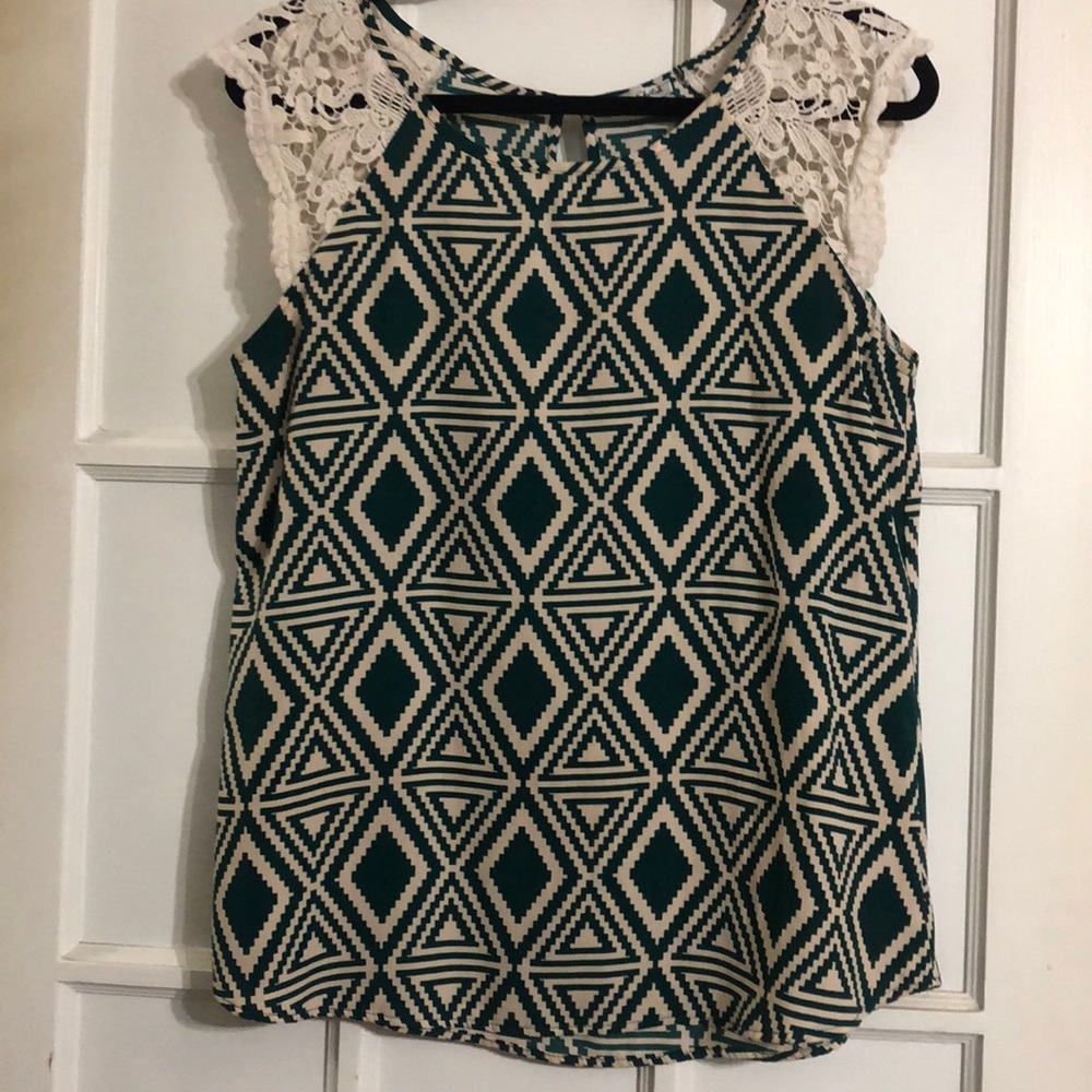 Sleeveless patterned shirt with lace detail